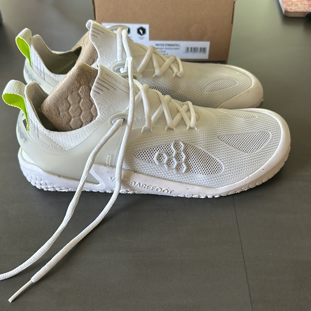 Vivobarefoot Motus Strength size 7 white